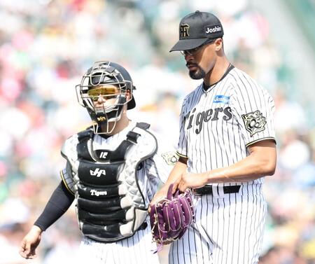 　２回に味方のミスも絡み３失点したデュプランティエ（右）は坂本とベンチに戻る（撮影・中田匡峻）