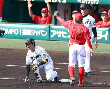 　６回、近本は左中間に二塁打を放ち、三塁を狙うもタッチアウトになる