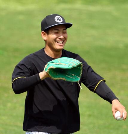 　笑顔を見せキャッチボールする伊原（撮影・山口登）