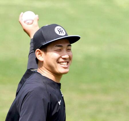 　笑顔を見せキャッチボールする伊原（撮影・山口登）