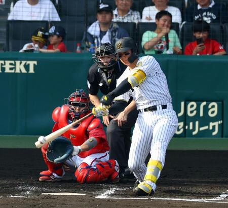 　６回、左前打を放つ森下（捕手・石原）＝撮影・山口登