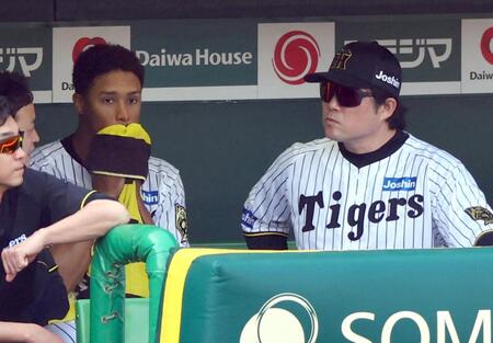 　５回、ベンチで安藤コーチ（右）と話すデュプランティエ（撮影・山口登）