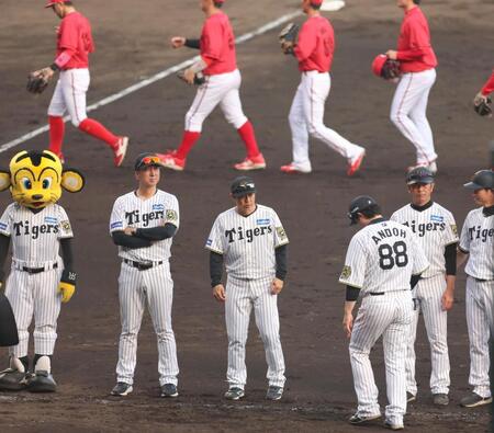 阪神　野手が田中内野守備走塁コーチを中心に約５分の青空ミーティング　１９日は木浪が３失策　藤川監督は「野球になってない」と指摘