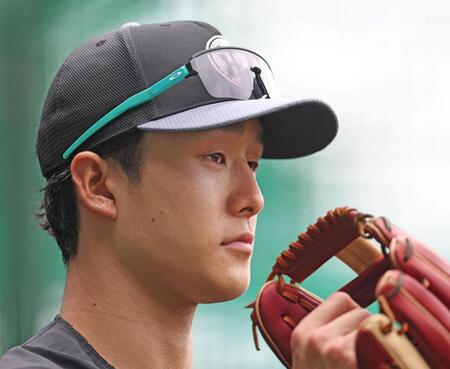 　キャッチボールをする小幡（撮影・中田匡峻）