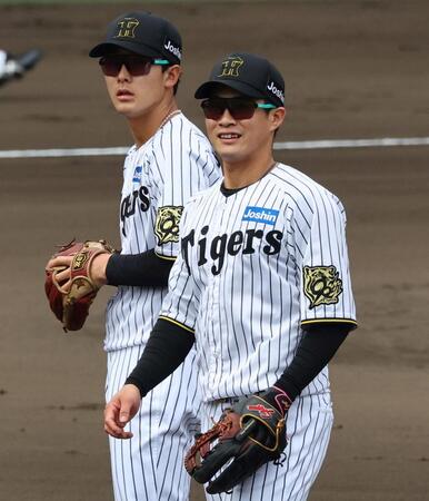 　スタメンを外れた木浪（左は小幡）＝撮影・山口登