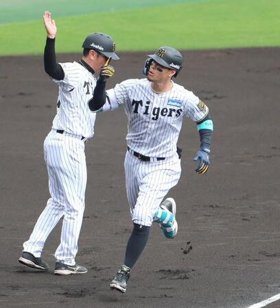 　１回、先制２ランを放ち、指を立てる佐藤輝（撮影・北村雅宏）