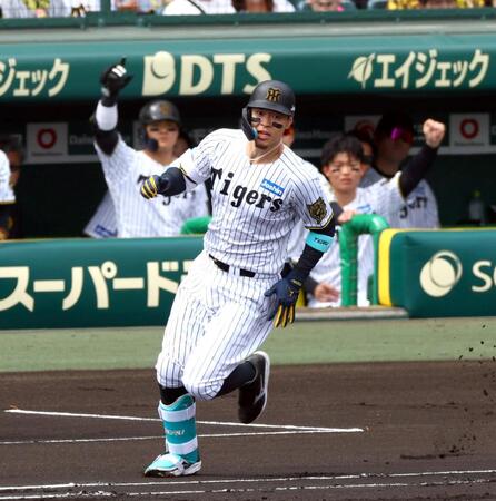 　１回、中越えに先制２ランを放つ佐藤輝（撮影・山口登）