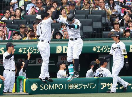 　１回、先制２ランを放った佐藤輝（中央右）は生還し、森下とジャンプしタッチする（撮影・山口登）