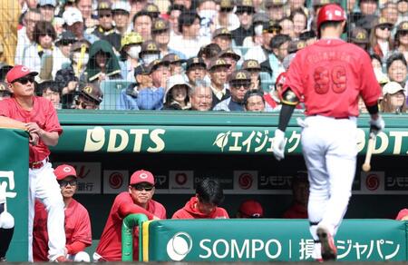 　３回、空振り三振に倒れた二俣（９９）を見つめる新井監督（左から３人目）＝撮影・中田匡峻