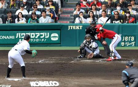 　３回、空振り三振に倒れる二俣。投手・伊原（撮影・山口登）