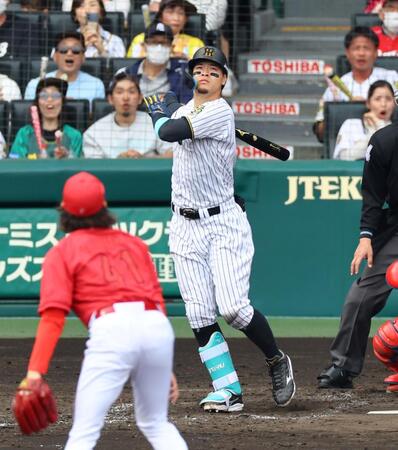 　５回、中越えに３ランを放つ佐藤輝（撮影・山口登）