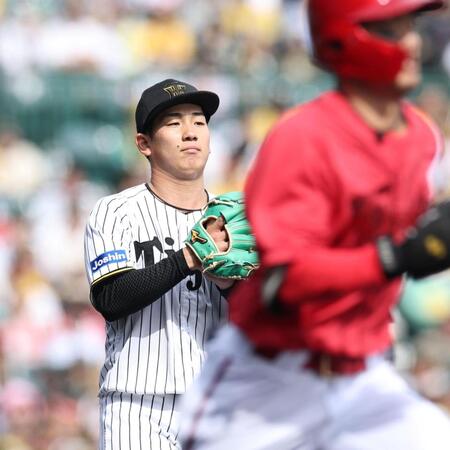 　３回、矢野（右）を二ゴロに抑え、堂々とした表情でベンチに戻る伊原（撮影・中田匡峻）