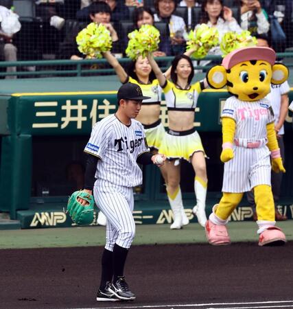 　マウンドに向かう伊原（撮影・山口登）