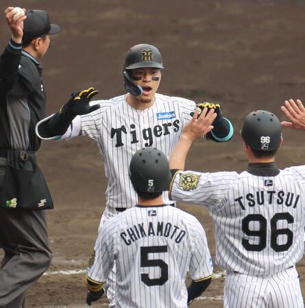 　５回、３ランを放った佐藤輝は生還し、ハイタッチを交わす（撮影・北村雅宏）