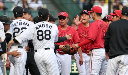 　８回、坂本への頭部死球で激高する藤川監督（２２）を制止する新井監督（撮影・中田匡峻）