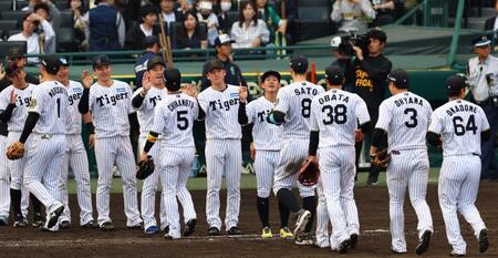 　広島に勝利し、喜ぶ伊原（中央右）ら阪神ナイン（撮影・山口登）