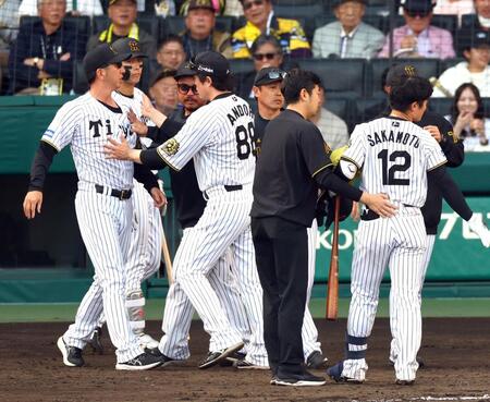 　８回、坂本が頭部に死球を受け、エキサイトする藤川監督（左端）＝撮影・山口登