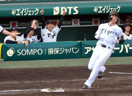 　８回、小幡が適時打を放ちベンチで喜ぶ伊原（中央）＝撮影・山口登