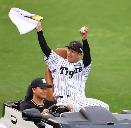 　リリーフカーに乗りファンの声援に応える伊原（撮影・山口登）