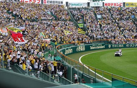 　リリーフカーに乗りグラウンドを一周する伊原は阪神ファンから声援を送られる（撮影・山口登）