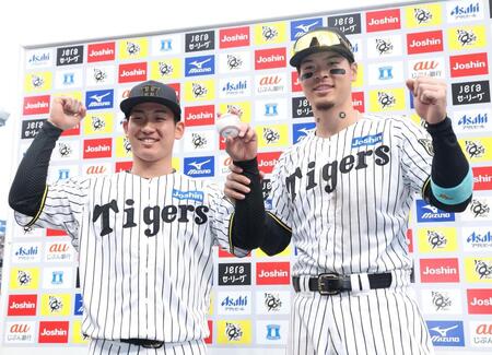 　お立ち台で笑顔を見せる伊原（左）と佐藤輝（撮影・中田匡峻）