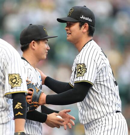 　伊原（左）にウイニングボールを手渡す岡留（撮影・中田匡峻）