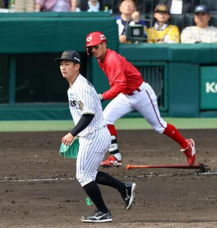 　３回、伊原は矢野を二塁ゴロに打ち取る（撮影・山口登）