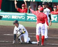 　６回、近本は左中間に二塁打を放ち、三塁を狙うもタッチアウトになる