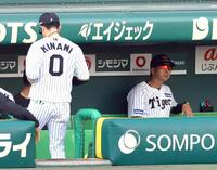 　９回、ベンチに戻る木浪（右は藤川監督）＝撮影・山口登