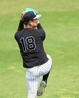 　入念にキャッチボールする伊原（撮影・北村雅宏）