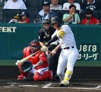 　６回、左前打を放つ森下（捕手・石原）＝撮影・山口登