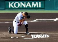 　マウンドに上がり祈りを捧げるデュプランティエ（撮影・山口登）