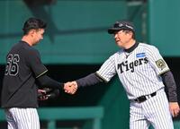 　津田（左）と笑顔で握手する平田２軍監督（撮影・西田忠信）