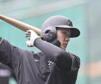 　打撃練習をする小幡（撮影・田中太一）