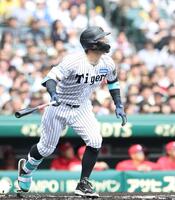 　１回、センターへ先制２ランを放つ佐藤輝（撮影・中田匡峻）