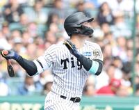 　１回、センターへ先制２ランを放つ佐藤輝（撮影・中田匡峻）