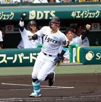 　１回、中越えに先制２ランを放つ佐藤輝（撮影・山口登）