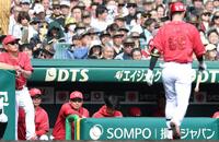 　３回、空振り三振に倒れた二俣（９９）を見つめる新井監督（左から３人目）＝撮影・中田匡峻