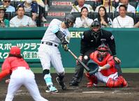 　５回、中越えに３ランを放つ佐藤輝（撮影・山口登）