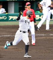 　５回、中越えに３ランを放ちベースを回る佐藤輝（撮影・山口登）