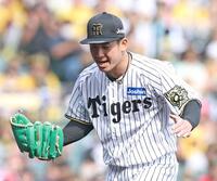 　４回、菊池を見逃し三振に斬り、ほえる伊原（撮影・中田匡峻）