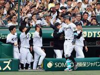 　５回、佐藤輝は３ランを放ち生還しナイン迎えられる（撮影・山口登）