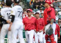 　８回、坂本への頭部死球でグラウンドに出る新井監督（撮影・中田匡峻）