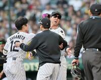　８回、藤川監督は坂本（左）併殺に打ち取るの頭部死球でベンチから飛び出して激高する（撮影・田中太一）