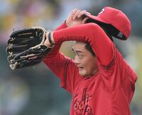 　８回、坂本への頭部死球で退場となった岡本（撮影・田中太一）