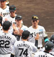 　藤川監督と勝利のタッチを交わす佐藤輝（右上）＝撮影・北村雅宏