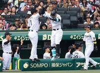 　１回、先制２ランを放った佐藤輝（中央右）は生還し、森下とジャンプしタッチする（撮影・山口登）