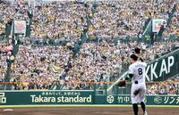 　５回、２本目の本塁打を放った佐藤輝（手前右）に声援を送る右翼スタンドの阪神ファン（撮影・田中太一）