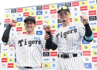 　お立ち台で笑顔を見せる伊原（左）と佐藤輝（撮影・中田匡峻）