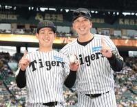 　プロ初勝利を挙げた伊原（左）と笑顔を見せる藤川監督（撮影・中田匡峻）